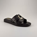 圖片 黑色雙寬帶金屬扣涼鞋 (Black double‑strap metallic buckle sandal)